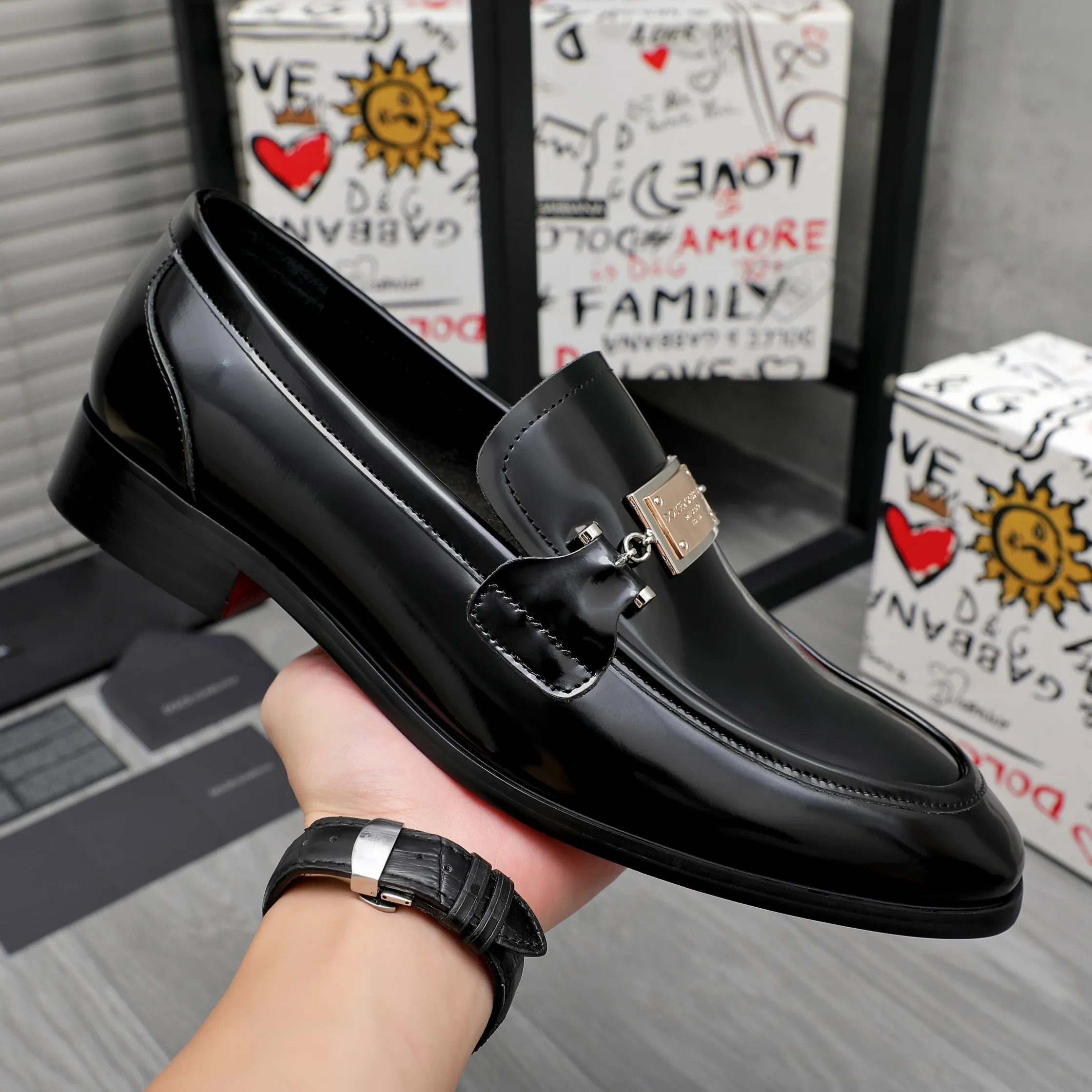 Men's shoes 💰500 Product trademark: DG (Dolce & Gabbana) business casual leather shoes Regular size: 38-45 (45 is custom-made and non-returnable) Product materials: Selected pearlescent cowhide upper, cowhide lining, original outsole